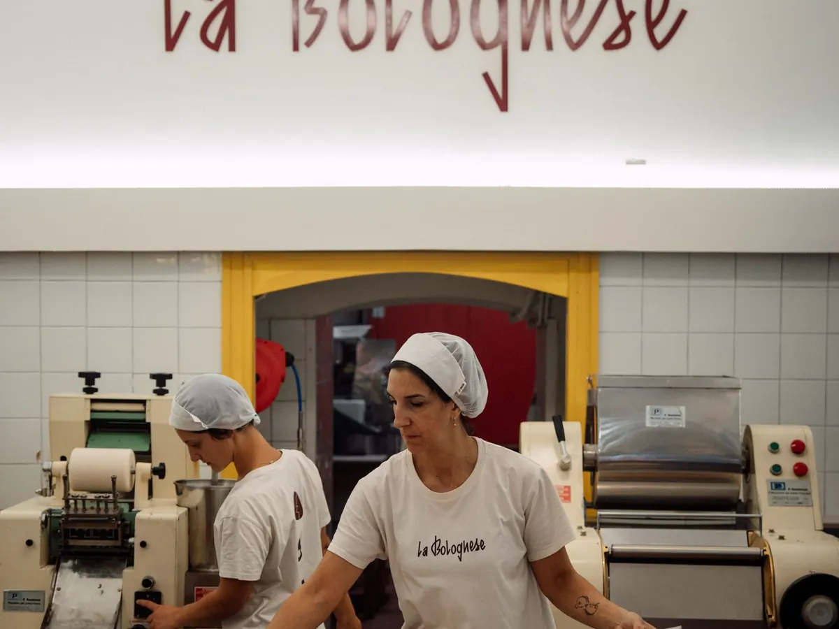 Il laboratorio della Bolognese con le macchine per la sfoglia