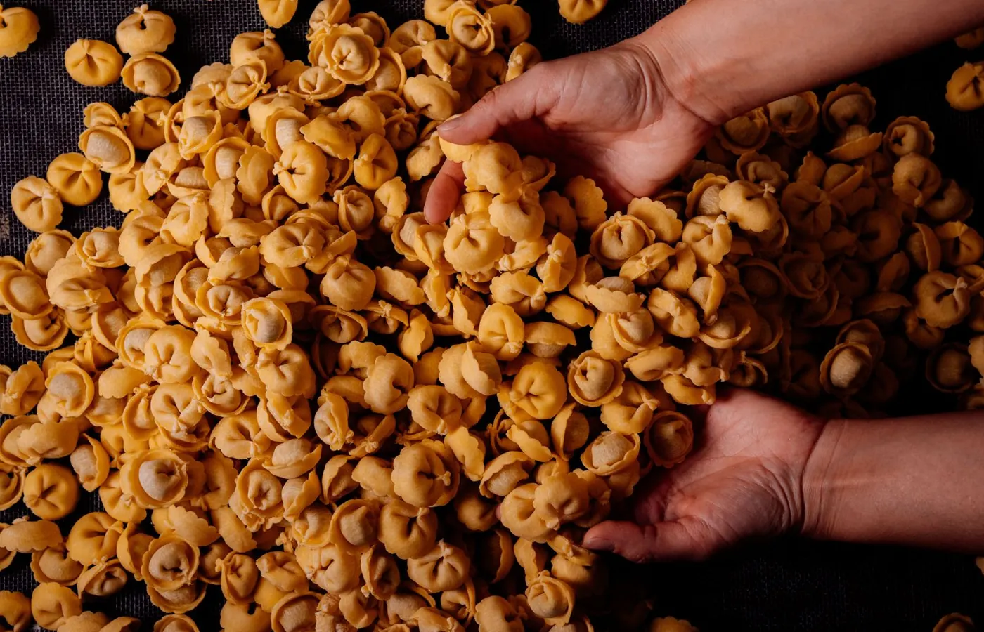 Tortellini appena chiusi a mano